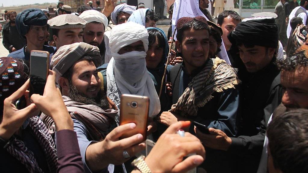 Unbewaffnete Taliban-Kämpfer umringt von Sympathisanten in Ghazni
