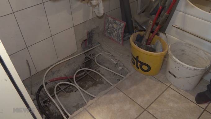 Bröckelnder Verputz und feuchte Wände: Edgar Grubauer lebt seit 2,5 Jahren mit Wasserschaden