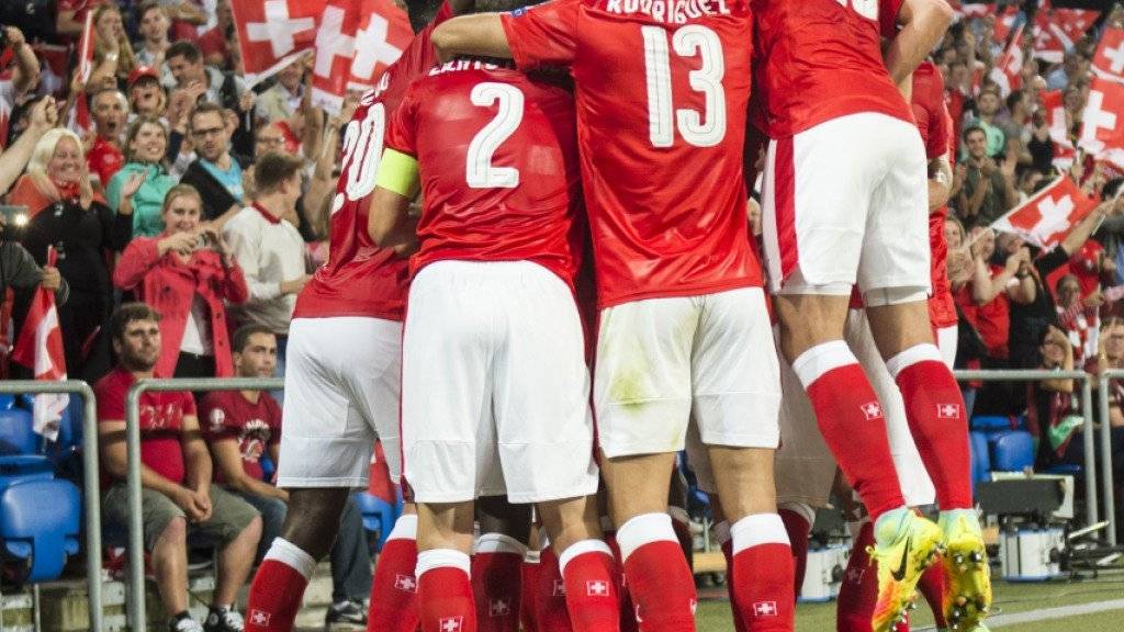Die Schweizer Nationalmannschaft rückt dank dem 2:0-Heimerfolg zum Auftakt der WM-Qualifikation gegen Portugal um zwei Positionen auf Platz 16 vor