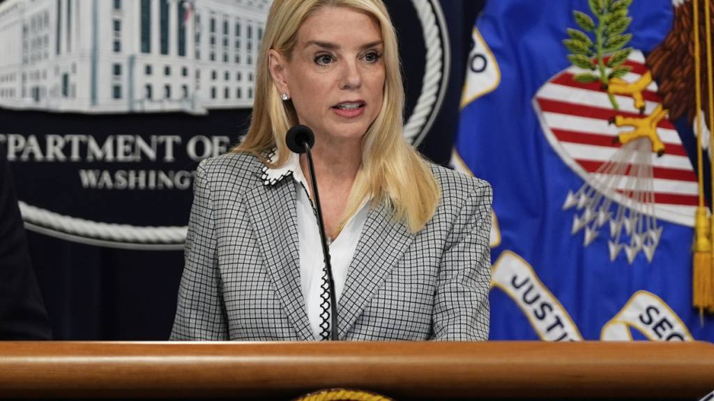 Generalstaatsanwältin Pam Bondi spricht während einer Pressekonferenz über Kilmar Abrego Garcia im Justizministerium. Foto: Julia Demaree Nikhinson/AP/dpa