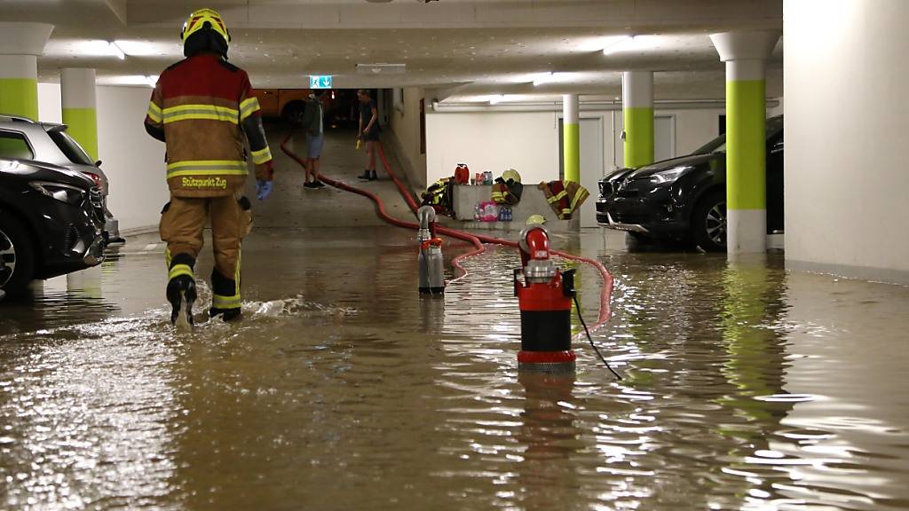 Die Zuger Feuerwehren hatten am Sonntagabend viel zu tun. Zahlreiche Tiefgaragen wurden überflutet.