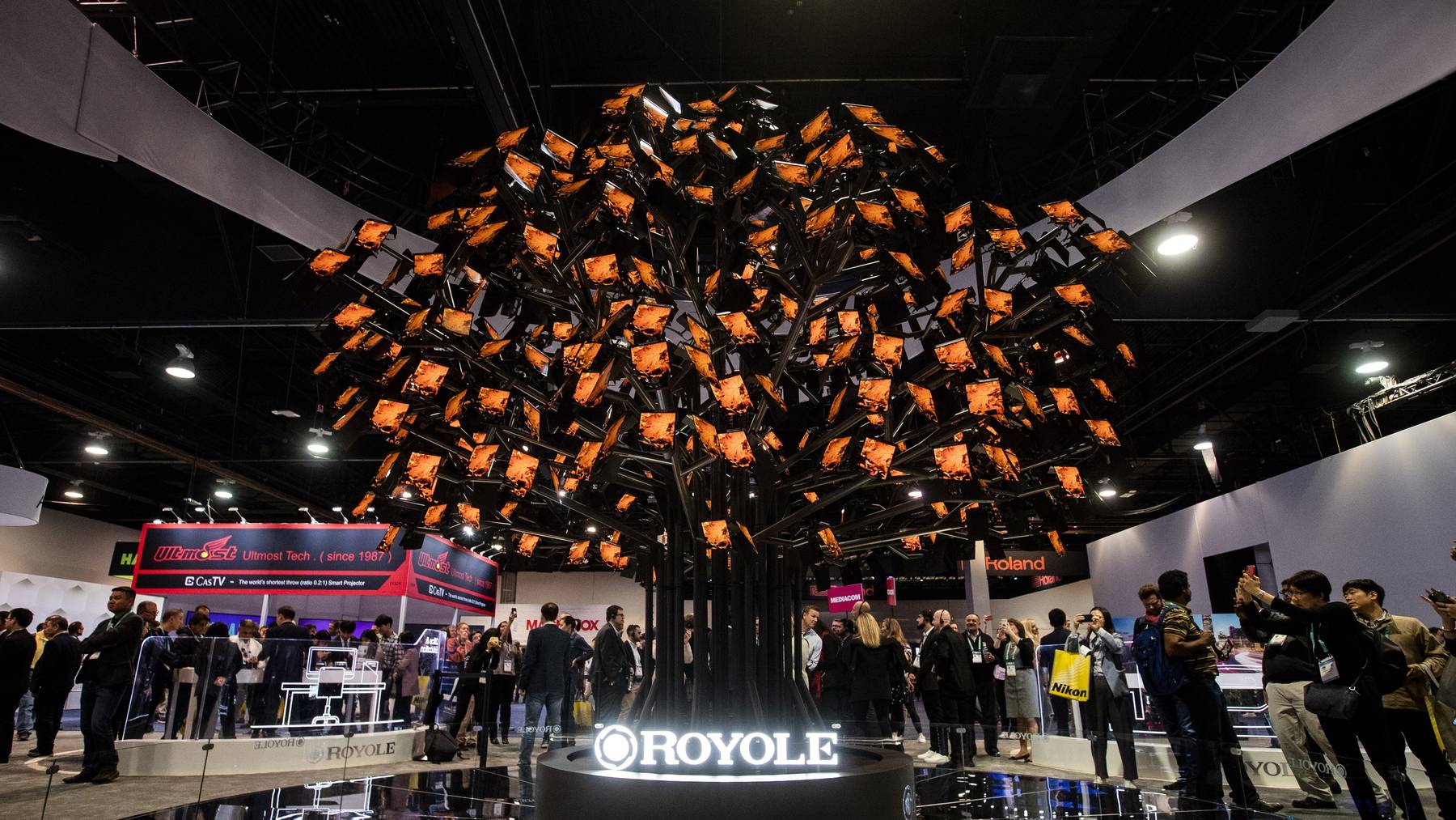 Der chinesische Smartphonehersteller Royole hat bei seiner Ausstellung gleich einen Baum aus Mobilgeräten aufgestellt.
