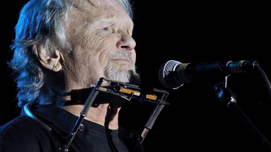 Auf seinem Rasentraktor kann ihm keiner was und auch als Songschreiber ist er unschlagbar: Heute feiert Kris Kristofferson seinen 80. Geburtstag. (Archiv)