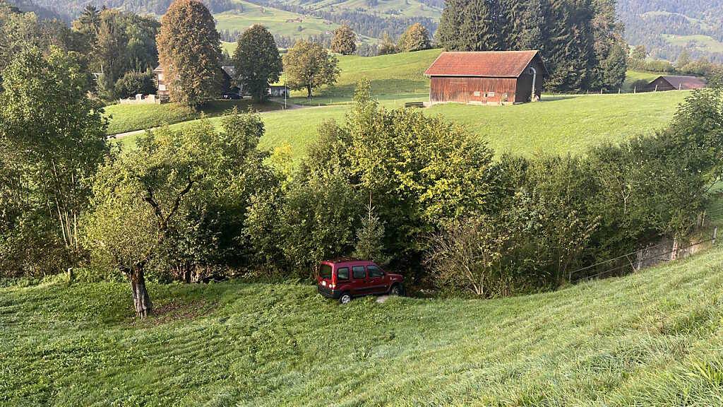 Das Auto landete schliesslich an der Mauer bei einem Bach bei Ebnat-Kappel SG.