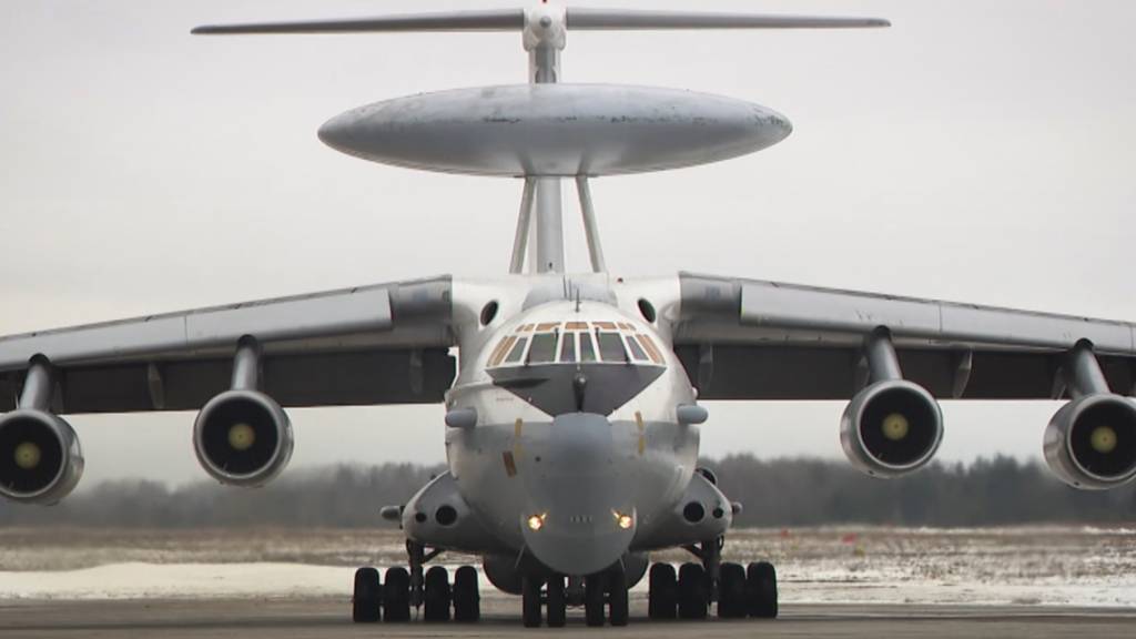 HANDOUT - Eine russische Berijew A-50 auf dem Luftwaffenstützpunkt Machulishchy in Belarus (Symbolbild). Foto: -/AP/dpa