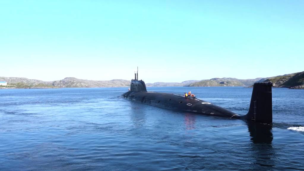 HANDOUT - Auf diesem Foto aus einem vom Pressedienst des russischen Verteidigungsministeriums am Freitag, den 12. September 2025, verbreiteten Video sticht ein russisches Atom-U-Boot während gemeinsamer Militärübungen zwischen Russland und Weißrussland in See. Foto: ---/Russisches Verteidigungsministerium/AP/dpa - ACHTUNG: Nur zur redaktionellen Verwendung und nur mit vollständiger Nennung des vorstehenden Credits