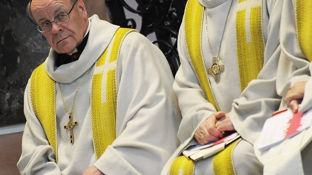 Der Bischof von Chur, Vitus Huonder,  muss sich wegen umstrittener Aussagen über Schwule nicht vor Gericht verantworten.