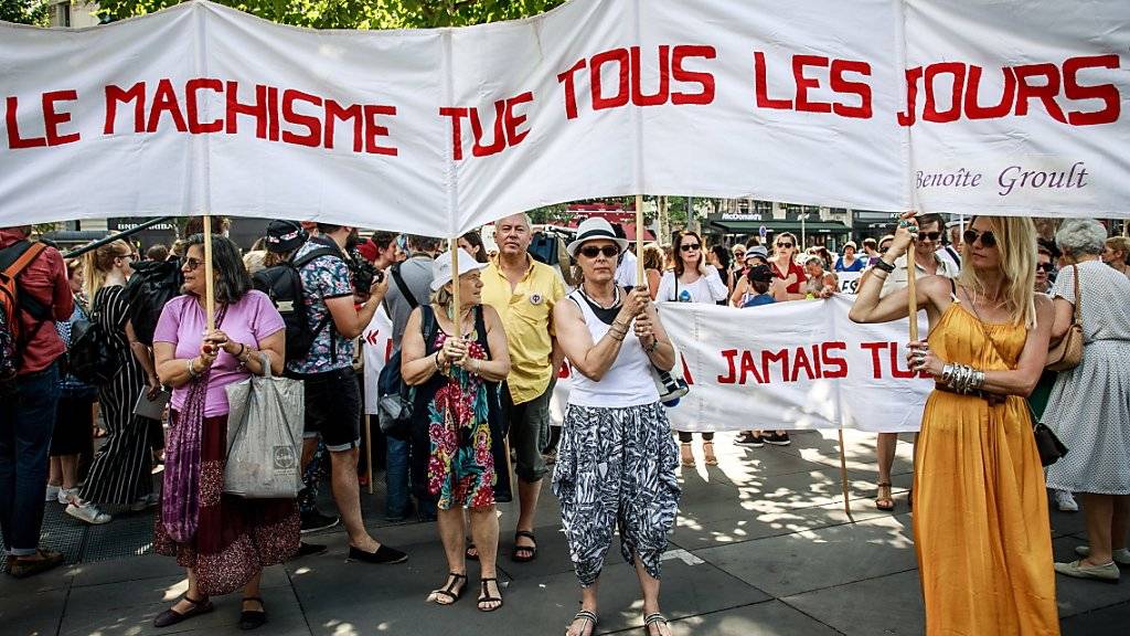 Zahlreiche Menschen haben in Paris gegen Gewalt gegen Frauen demonstriert. Seit Anfang Jahr sind mehr als 70 Frauen in Frankreich von ihrem Partner oder Ex-Partner getötet worden.
