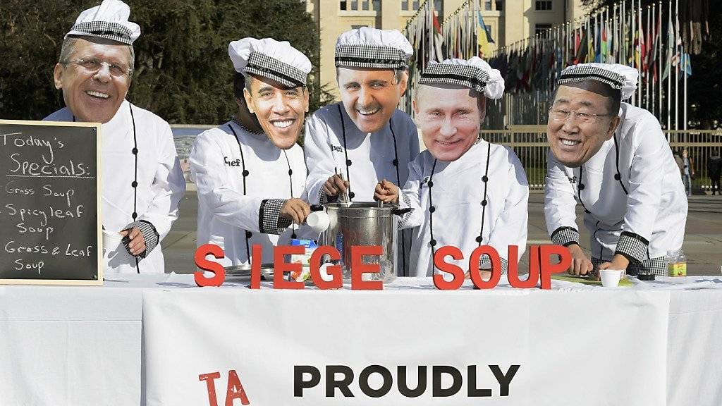 Die verkleideten syrischen Aktivisten kochen Suppe vor dem UNO-Sitz.