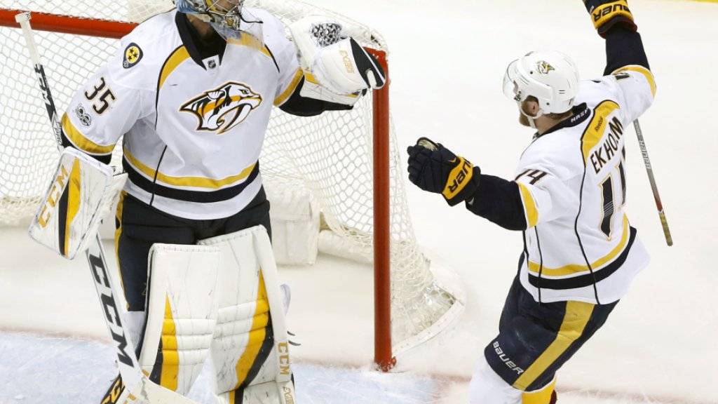 Mattias Ekholm und Goalie Pekka Rinne freuen sich über den fünften Sieg von Nashville in den Playoffs