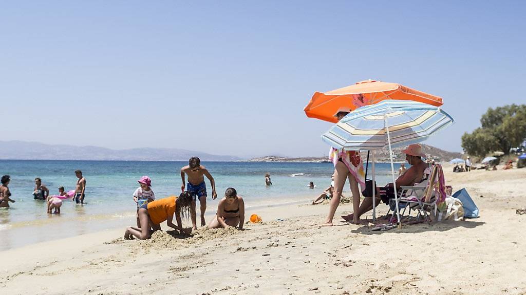 Ab an den Strand nach Griechenland: Bei den Schweizern sind Badeferien im östlichen Mittelmeer in diesem Jahr sehr beliebt. Im Bild hier ein Strand der Kykladen-Insel, Naxos. (Themenbild)