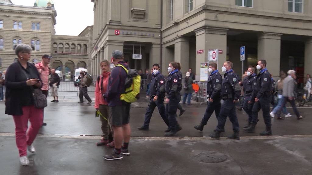 Vierte Anti-Lockdown-Demo: Fast mehr Polizisten als Demonstranten