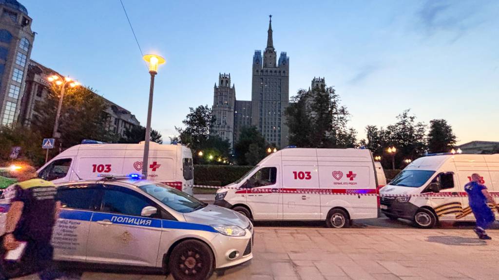 Rettungsfahrzeuge stehen in der Nähe einer tödlichen Explosion in einem Restaurant in Moskau. Foto: Sergei Vedyashkin/Moscow News Agency/AP/dpa
