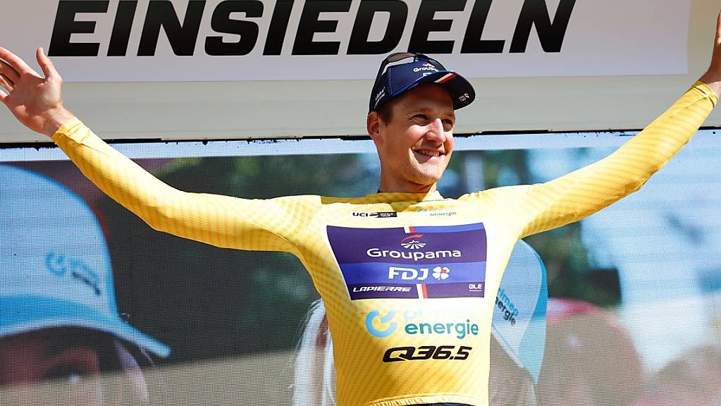 Stefan Küng jubelt über seinen Auftaktsieg an der Tour de Suisse 2023.
