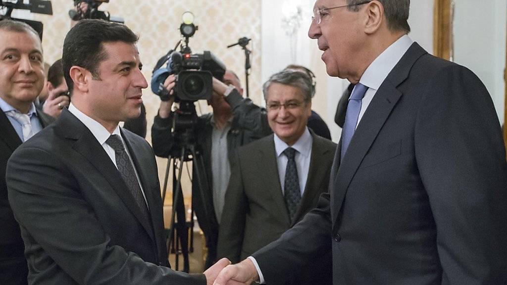 Händedruck in Moskau zwischen HDP-Chef Demirtas (l) und Russlands Aussenminister Lawrow