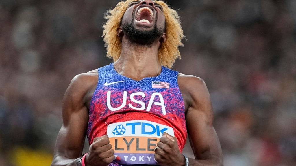 Noah Lyles schreit vor Freude nach dem Triumph über 200 m