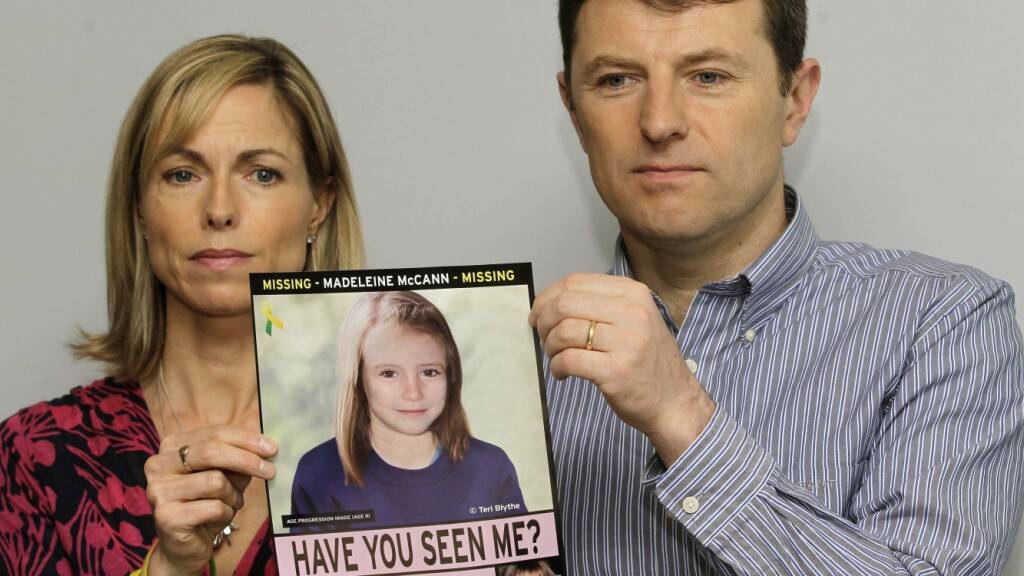ARCHIV - Kate und Gerry McCann zeigen ein Vermisstenplakat, das ein computergeneriertes Bild ihrer immer noch vermissten Tochter Madeleine zeigt, während einer Pressekonferenz in London am 2. Mai 2012. Madeleine McCann verschwand als Kleinkind 2007 in Portugal. Foto: Sang Tan/AP/dpa