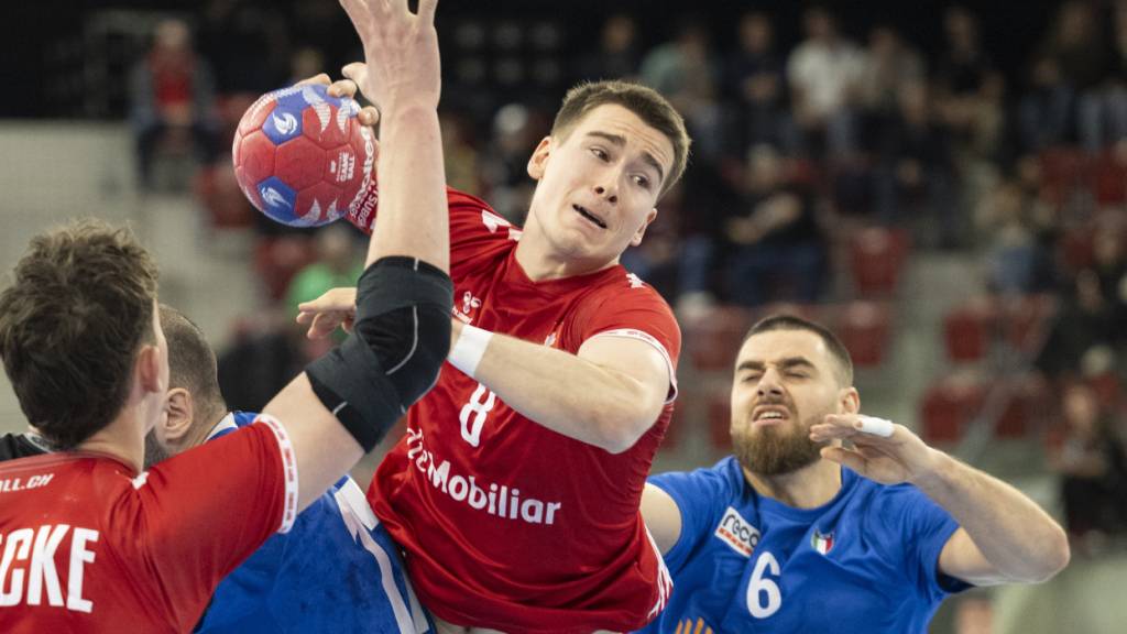Manuel Zehnder tankt sich im Vorjahr beim Yellow Cup in der Partie gegen Italien durch die gegnerische Abwehr