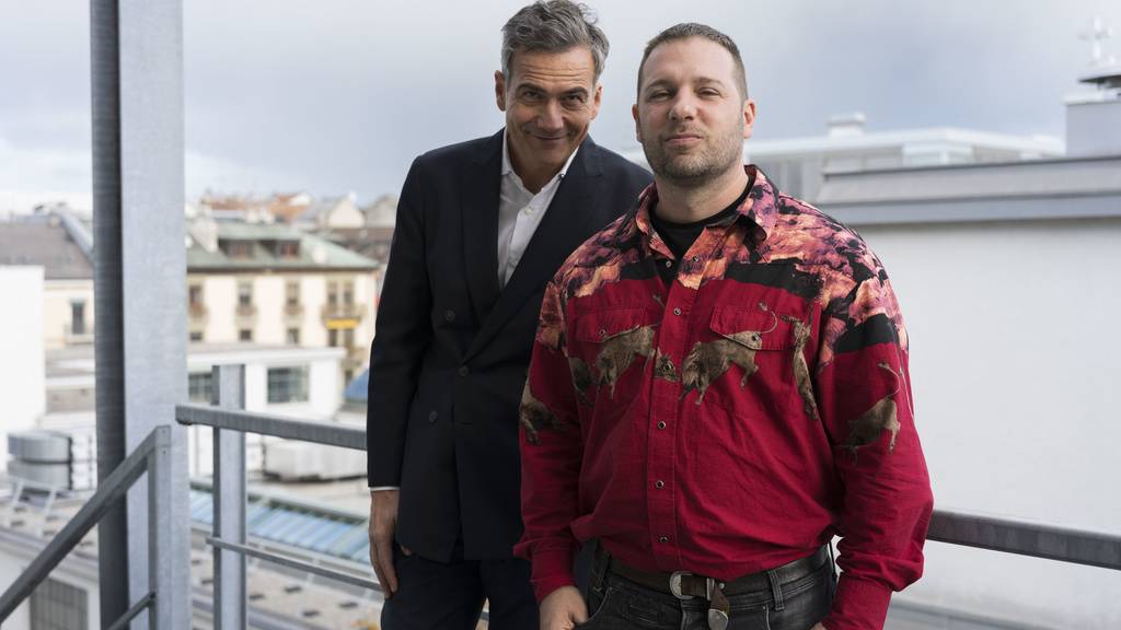 Der Künstler Guerreiro do Divino Amor (rechts) und der Kurator Andrea Bellini (links): Gemeinsam gestalten die beiden die Ausstellung «Super Superior Civilization». Mit der komplexen Installation tritt die Schweiz an der 60. Kunstbiennale in Venedig auf.