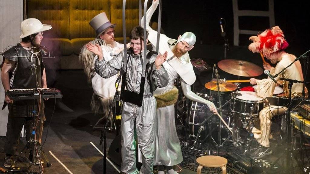 Das Duo Blind Butcher in Kooperation mit fünf Musikern der Stiftung Weidli sorgten als «The Intergalactics» an den Stanser Musiktagen am Freitag für volle Ränge.