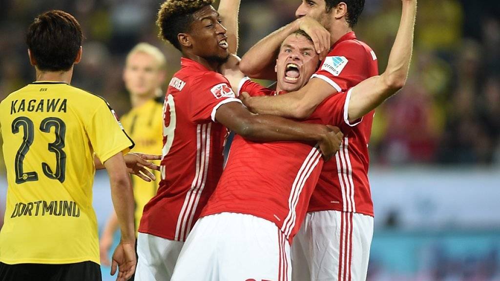 Münchner Jubel in Dortmund mit 2:0-Torschütze Thomas Müller (Mitte)