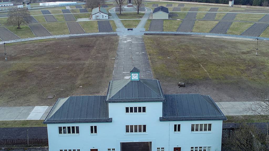 ARCHIV - Eingang zum Häftlingslager mit dem «Turm A» auf dem Gelände der Gedenkstätte Sachsenhausen. Foto: Patrick Pleul/dpa-Zentralbild/dpa