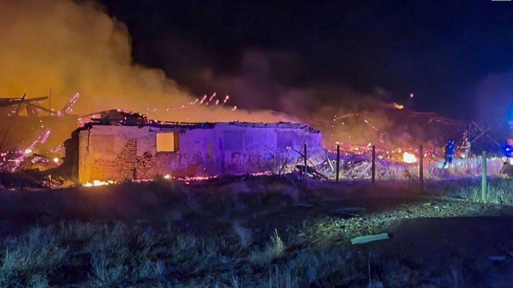 ARCHIV - Rettungskräfte löschen ein Feuer nach einem russischen Angriff in der Region Odessa (Archivbild). Foto: Uncredited/Ukrainian Emergency Service/dpa