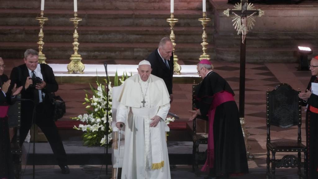 Papst Franziskus bei seiner Ankunft im Jeronimos-Kloster in Lissabon. Foto: Gregorio Borgia/AP