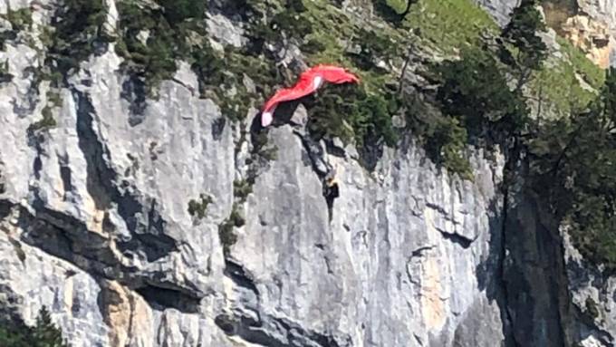 Gleitschirmflieger im Berner Oberland aus misslicher Lage befreit