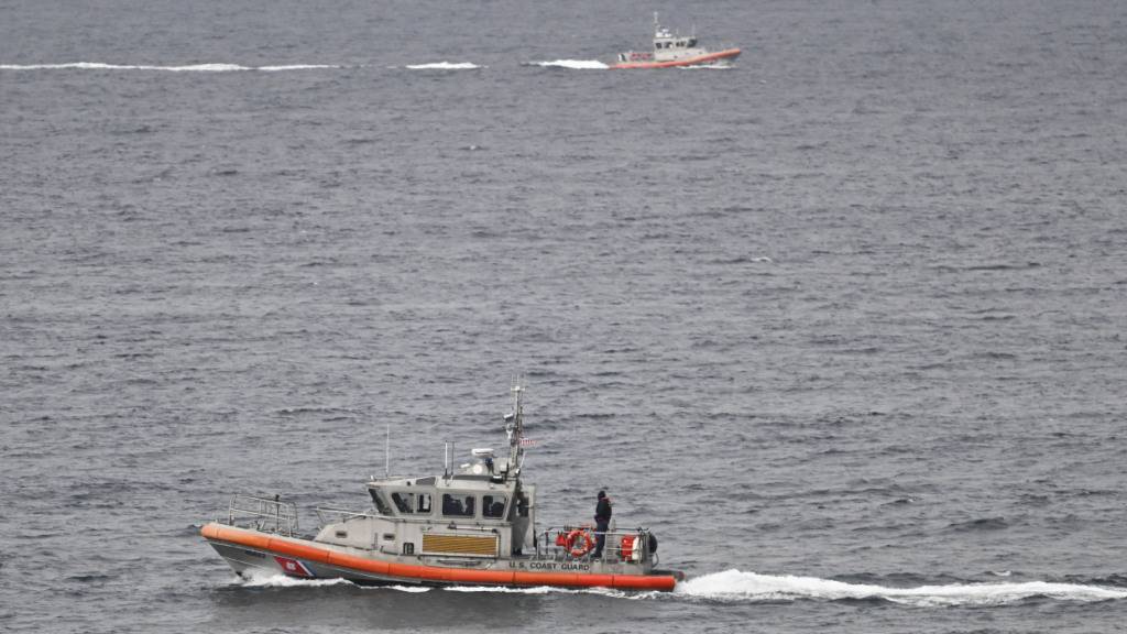 ARCHIV - Ein Boot der US-Küstenwache am Torrey Pines State Beach in San Diego, Kalifornien. Die US-Küstenwache sucht vor der Ostküste der Vereinigten Staaten nach einem verschwundenen Kleinflugzeug mit sechs Personen an Bord. Foto: Denis Poroy/FR59680 AP/dpa/Archivbild