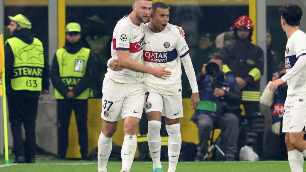 Teamkollege Milan Skriniar (links) beglückwünscht Kylian Mbappé