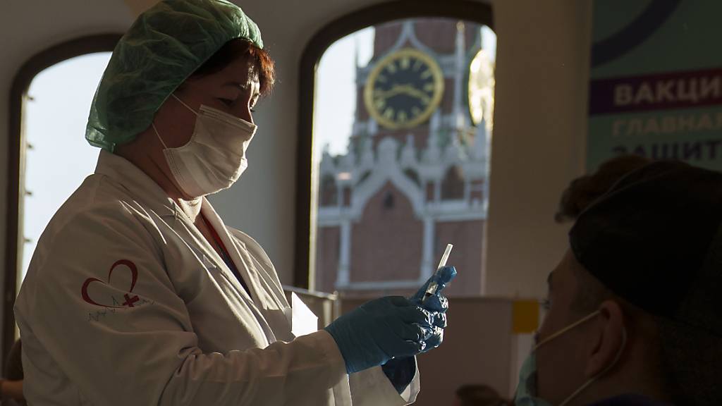 Eine Mitarbeiterin des Gesundheitswesens bereitet eine Impfung mit dem russischen Corona-Impfstoff Sputnik in einem Impfzentrum in Moskau vor. Foto: Pavel Golovkin/AP/dpa