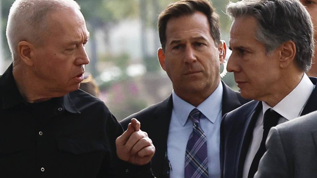 Antony Blinken (r), Außenminister der USA, und Benny Gantz, Kabinettsminister von Israel,  sprechen miteinander. Der US-Außenminsiter befindet sich auf einer einwöchigen Reise zur Beruhigung der Spannungen im Nahen Osten. Foto: Evelyn Hockstein/Pool Reuters/AP/dpa