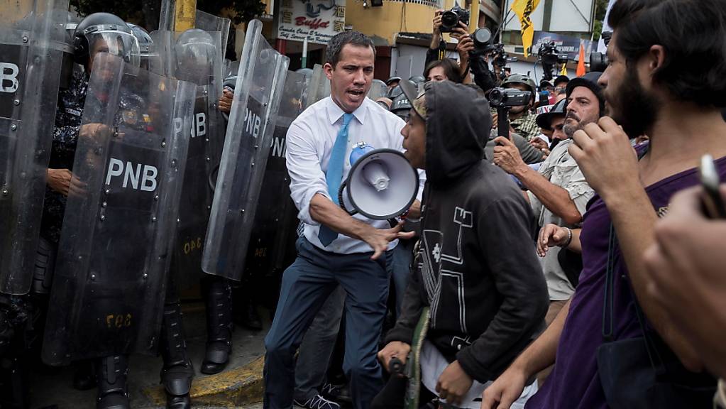 Massives Polizeiaufgebot gegen Proteste: Der Oppositionsführer und selbsternannte Interimspräsident  Juan Guaidó zusammen mit Manifestanten in Caracas.