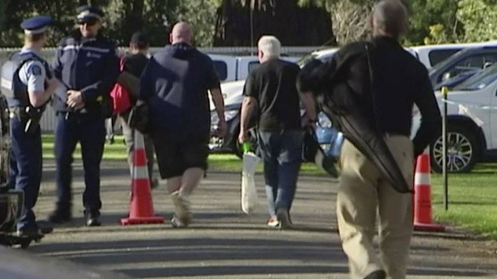 Männer in Christchurch bringen ihre bald illegalen Waffen zur Zerstörung und lassen sich dafür entschädigen.