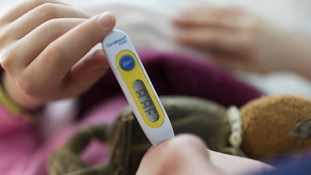Grippe findet bisher nicht statt: Mädchen beim Fiebermessen. (Archivbild)