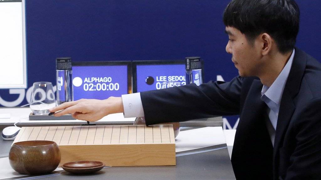 Lee Sedol setzt den ersten Stein der letzten Go-Partie gegen die Google-Software AlphaGo. Am Ende musste sich der Spitzenspieler dem Computer auch hier geschlagen geben