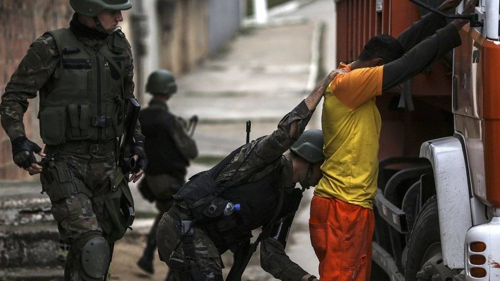Welle von «Express-Entführungen» auf dem Uni-Campus: Die Hochschulleitung der nahe zwei berüchtigten Favelas gelegenen Universität UFRJ in Rio de Janeiro verlangt zusätzliche Sicherheitskräfte des Staates (Themenbild).