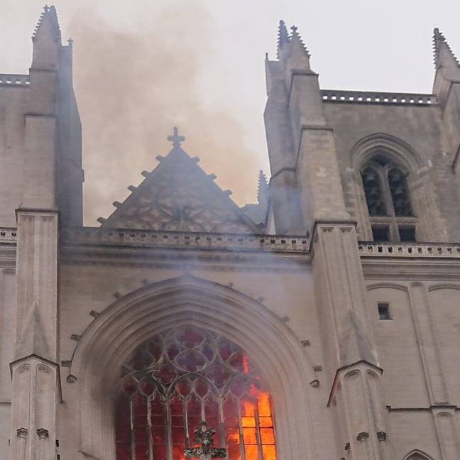 Feuer in Kathedrale – Ermittler vermuten Brandstiftung