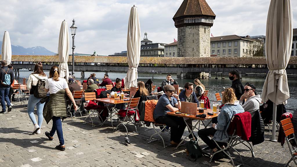 Die Restaurants füllen sich wieder: Die Gastrobranche im Kanton Luzern geht davon aus, wieder mehr Personal einzustellen. (Archivbild)