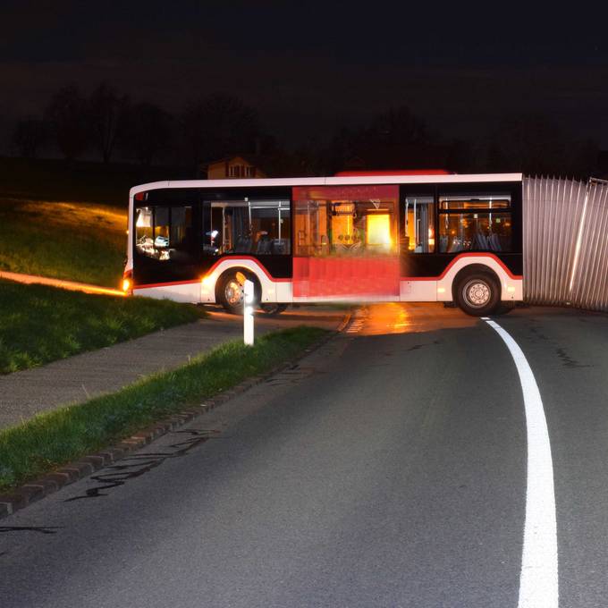 Busfahrer will mit 1,2 Promille wenden und bleibt stecken