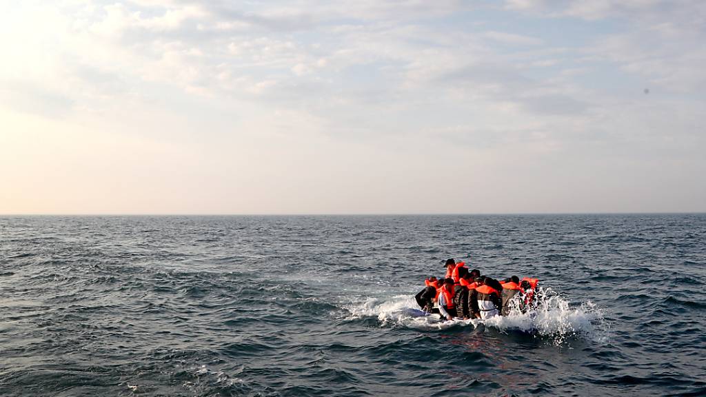 ARCHIV - Eine Gruppe von mutmaßlichen Migranten überquert den Ärmelkanal in Richtung Dover. Die Zahl der Flüchtenden über den Kanal zwischen Frankreich und Großbritannien hat im Juni ein Rekordhoch erreicht. Laut BBC-Bericht tritten im vergangenen Monat mehr als 2000 Menschen die gefährliche Überfahrt an. Foto: Gareth Fuller/PA Wire/dpa