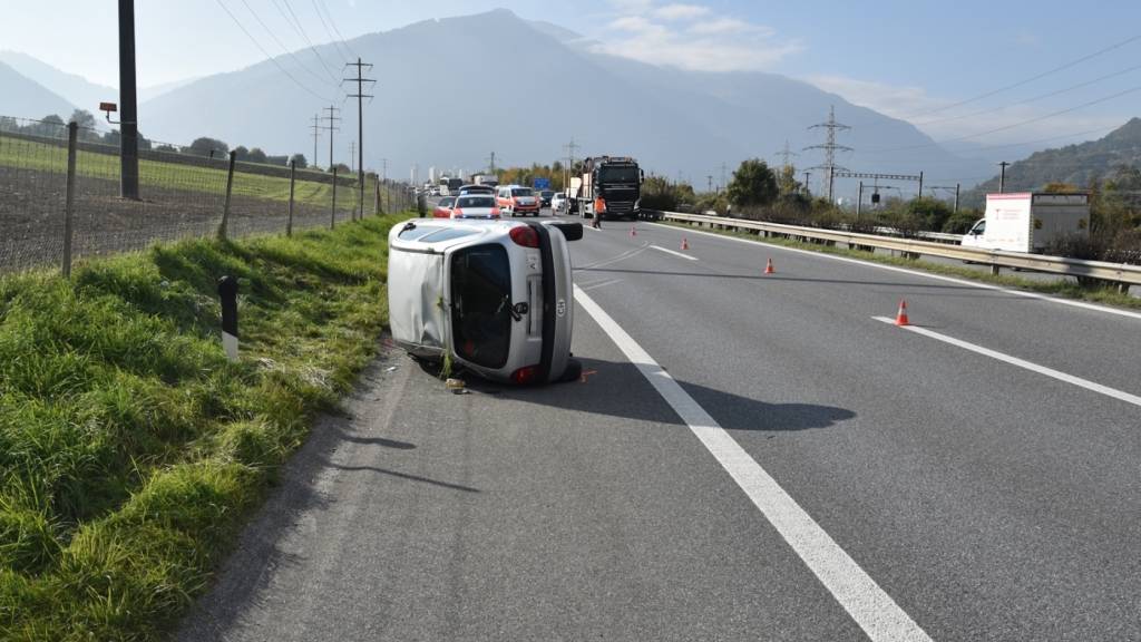 Ein 25-Jähriger geriet mit seinem Auto ins Schleudern. Es landete auf dem Dach. Die Polizei traf das Fahrzeug zur Seite gekippt an.