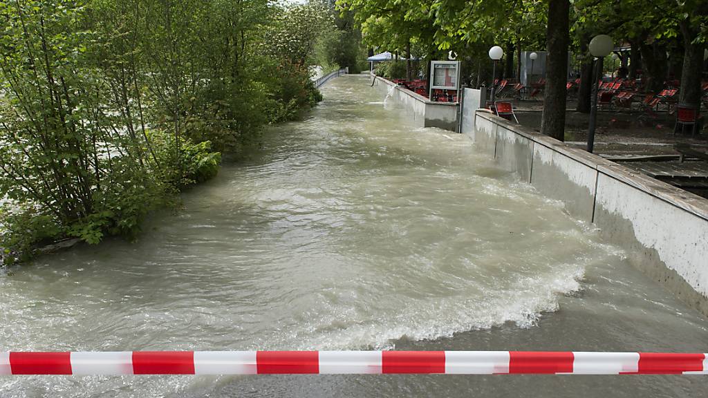 Die Aare in Bern führt nach heftigen Regenfällen Hochwasser. (Archivbild)