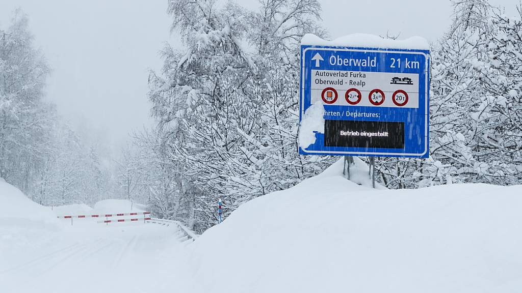 Ein Schild zeigt den Weg zum Autoverlad Furka. (Archivbild)