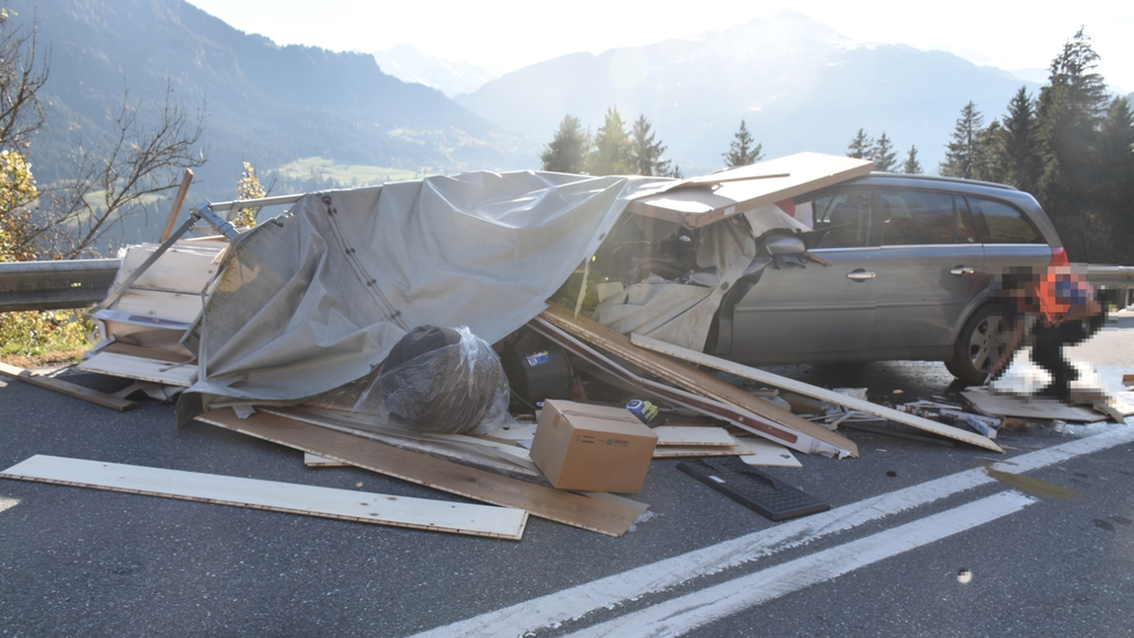 Auto kollidiert mit gekipptem Lieferwagen-Anhänger – drei Verletzte