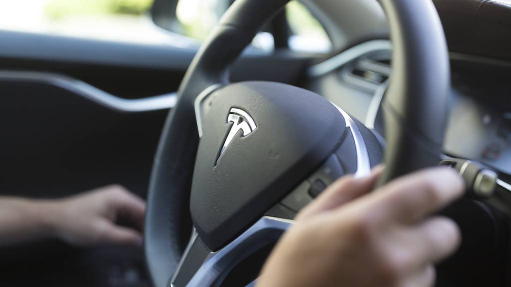 Bei einem Unfall mit einem autonom fahrenden Tesla sind in der Nähe von Houston in Texas zwei Männer ums Leben gekommen. (Symbolbild)