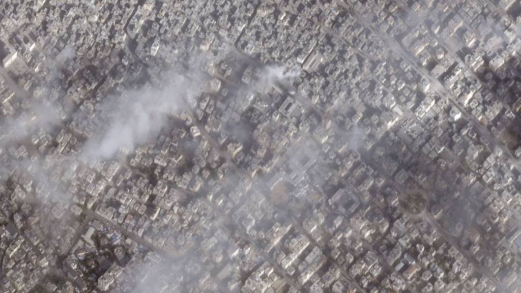 HANDOUT - Die Kritik an dem militärischen Einsatz im größten Krankenhaus im Gaza-Streifen wächst. Das belagerte Schifa-Krankenhaus ist in der unteren linken Ecke des Bildes erkennbar. Foto: Planet Labs PBC/Planet Labs PBC/AP/dpa - ACHTUNG: Nur zur redaktionellen Verwendung bis zum 27.11.2023 und nur mit vollständiger Nennung des vorstehenden Credits