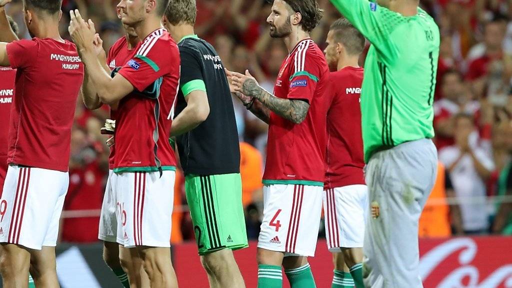 Hoch verloren und dennoch mit Applaus verabschiedet: Ungarns Nationalteam mit Goalie Gabor Kiraly (rechts)