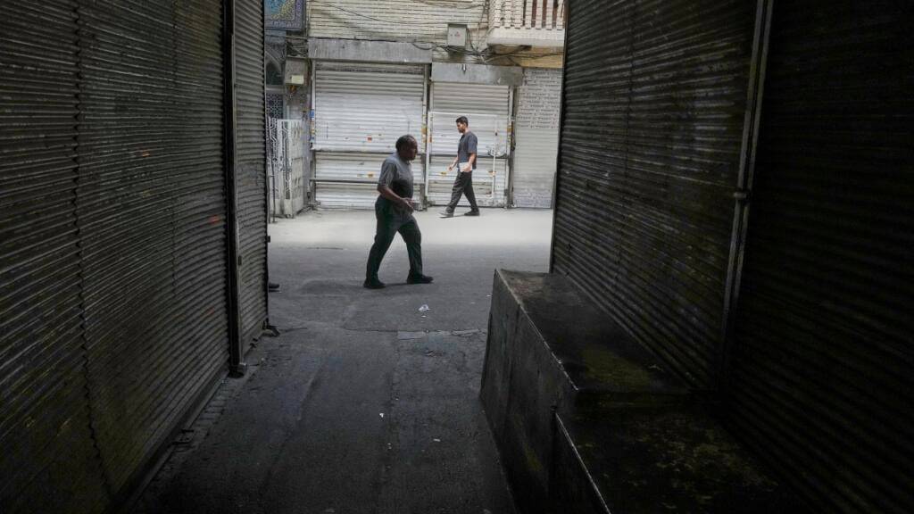 ARCHIV - Nur wenige Fußgänger gehen über den historischen Großen Basar in der iranischen Hauptstadt, während die Geschäfte geschlossen bleiben. Foto: Vahid Salemi/AP/dpa